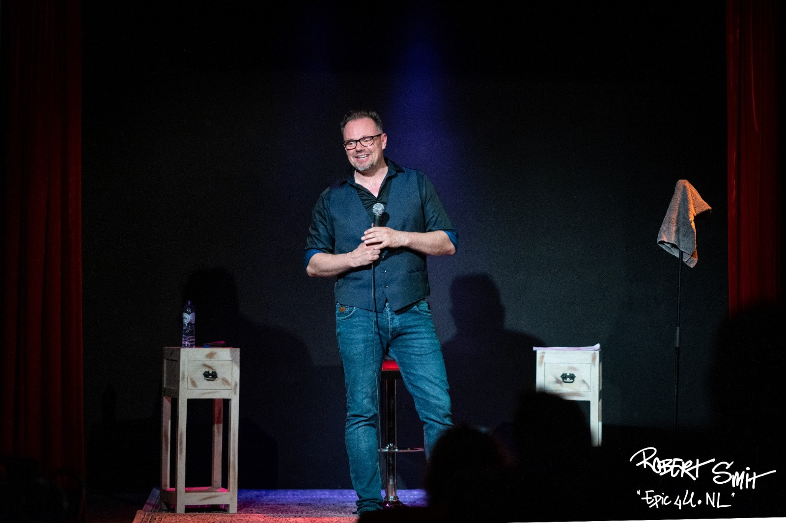 Silvester Zwaneveld op het podium tijdens een optreden
