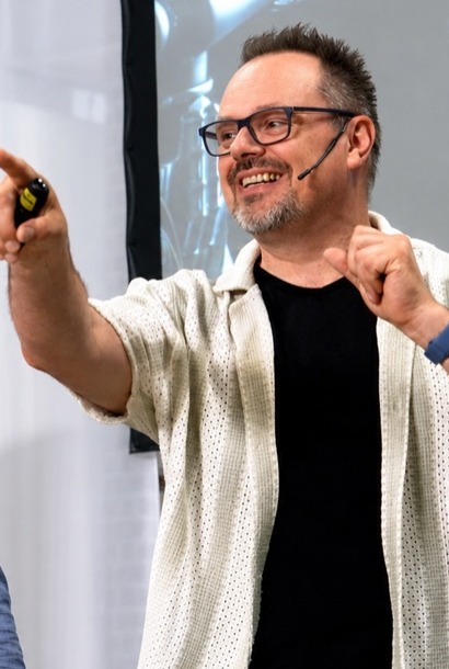 Silvester Zwaneveld tijdens een presentatie